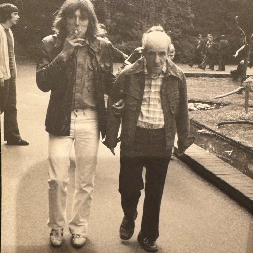 Foto: Frans als 19-jarige begeleider tijdens een uitstapje met cliënten.